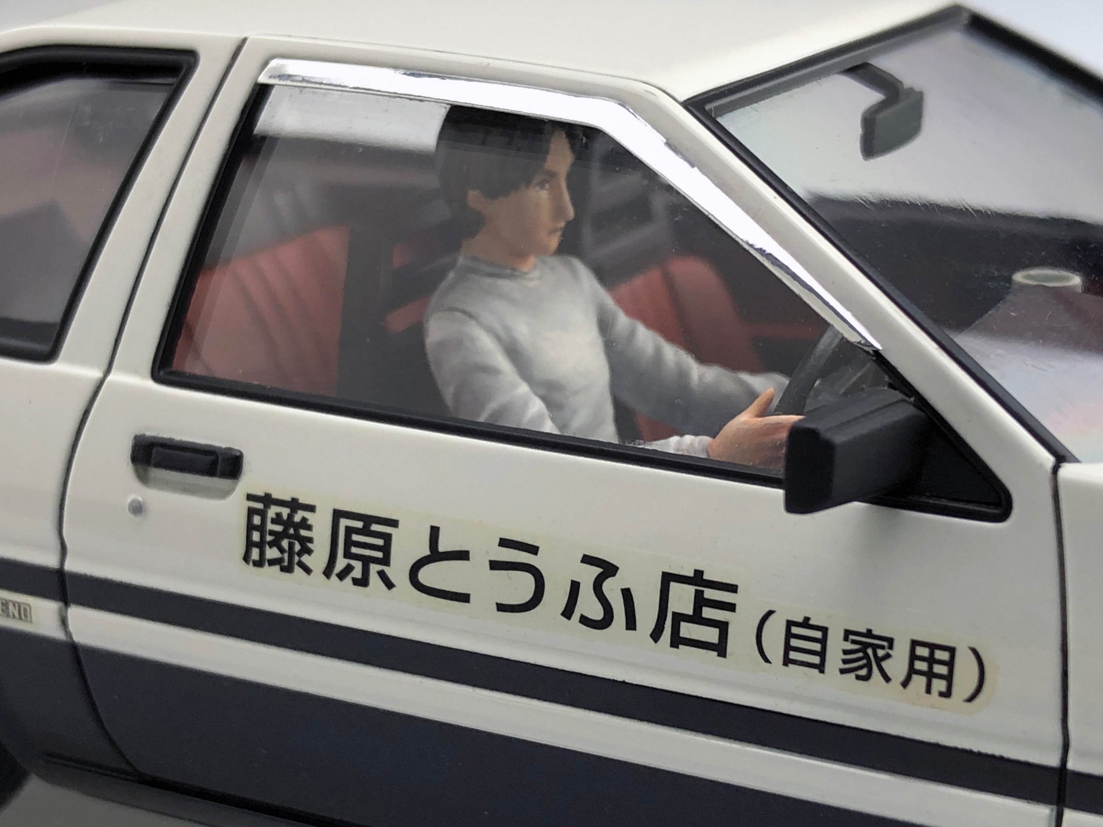 Aoshima Model Kits: Initial D - Fujiwara Takumi Ae86 Trueno Con Figura Escala 1/24 Kit De Plastico