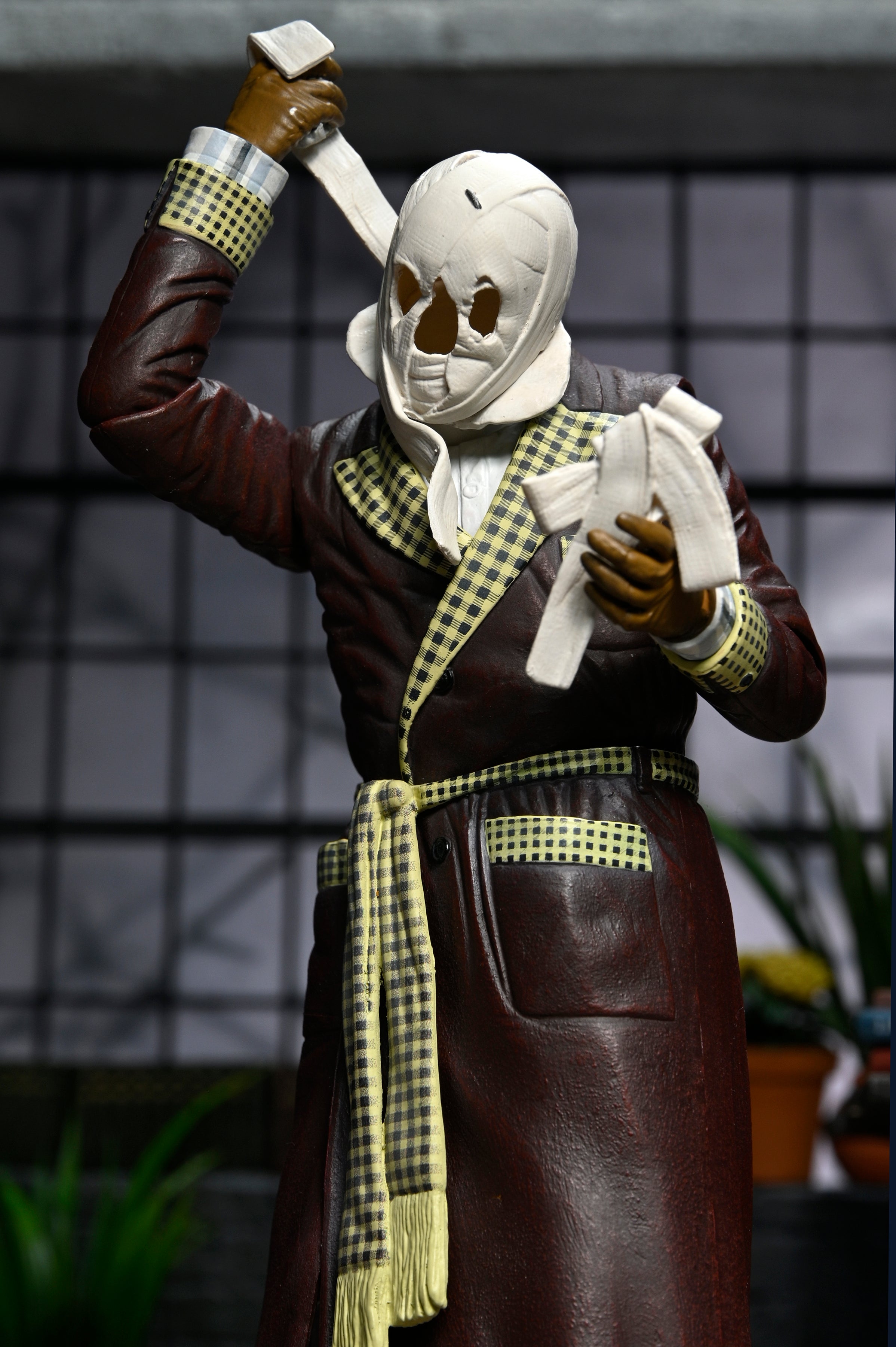 NECA Figura de Accion Ultimate: Universal Monsters -  El Hombre Invisible Kemp House 7 Pulgadas