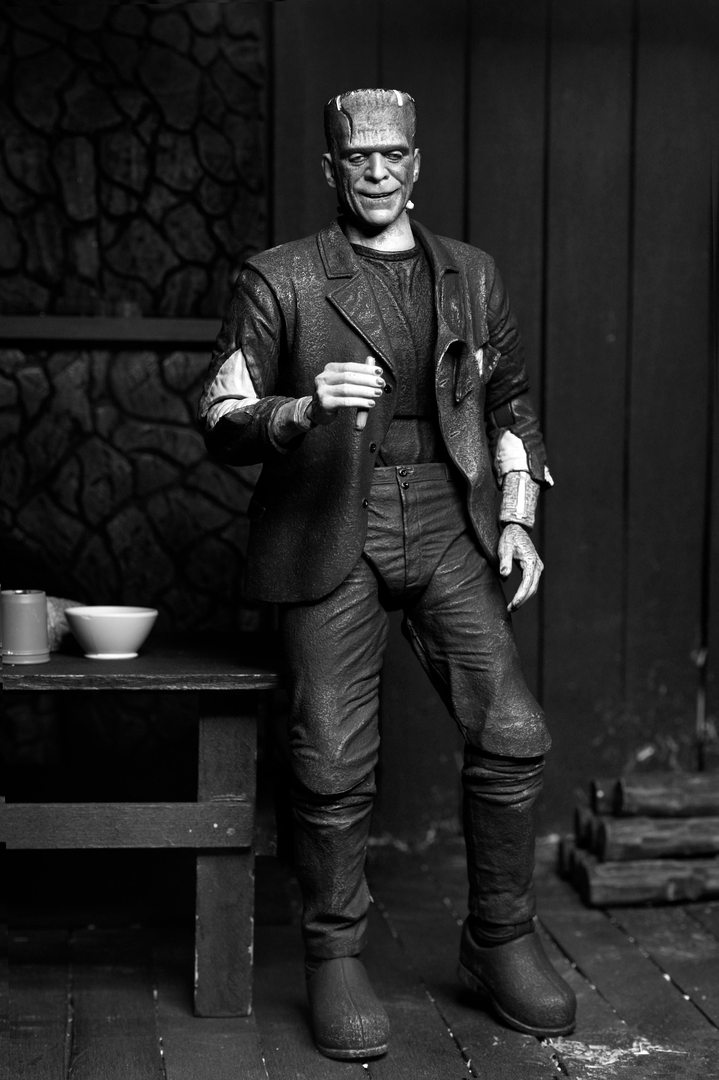 NECA Figura de Accion: Universal Monsters La Novia De Frankenstein -  Frankenstein Blanco y Negro 7 Pulgadas