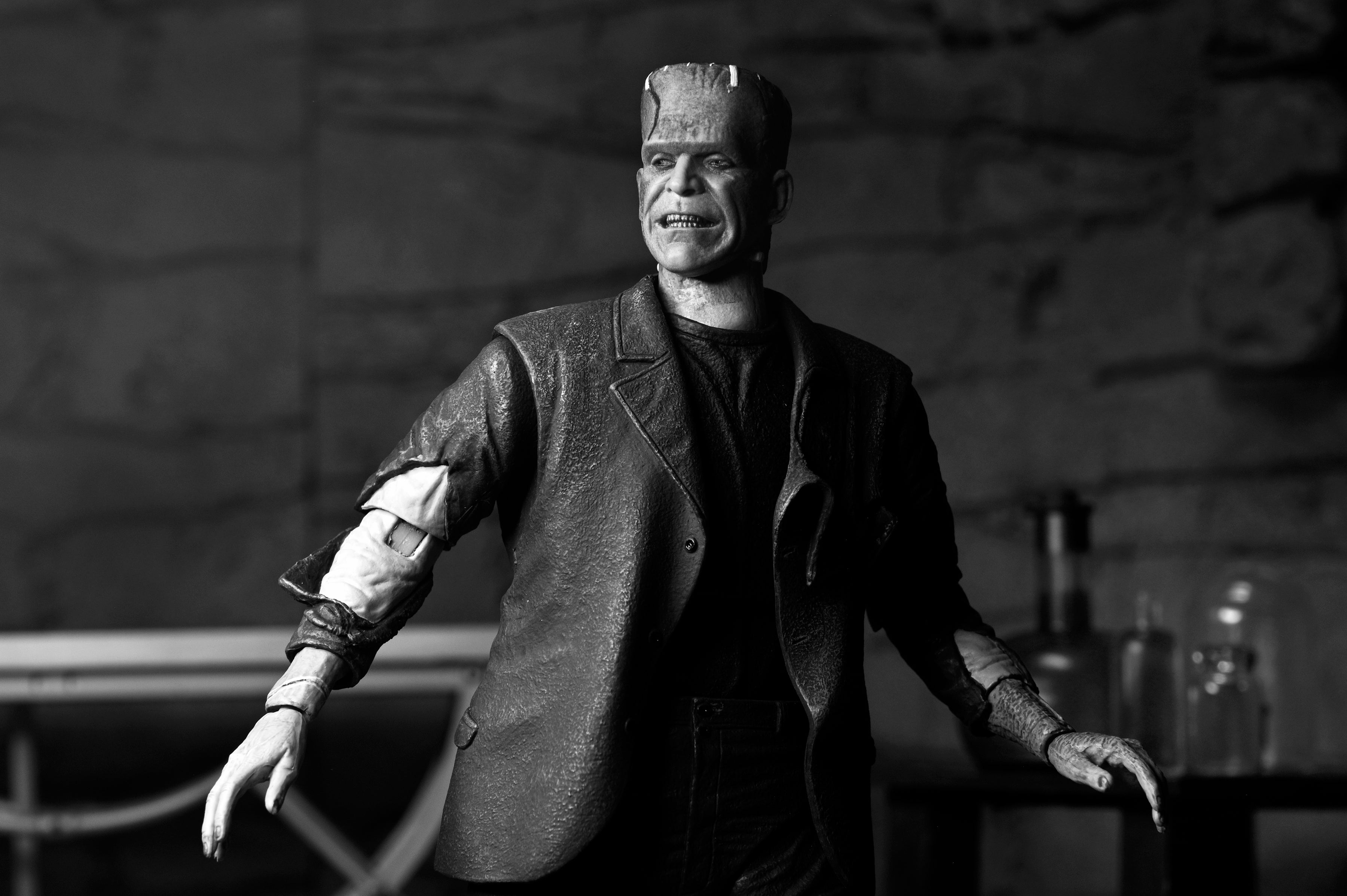 NECA Figura de Accion: Universal Monsters La Novia De Frankenstein -  Frankenstein Blanco y Negro 7 Pulgadas