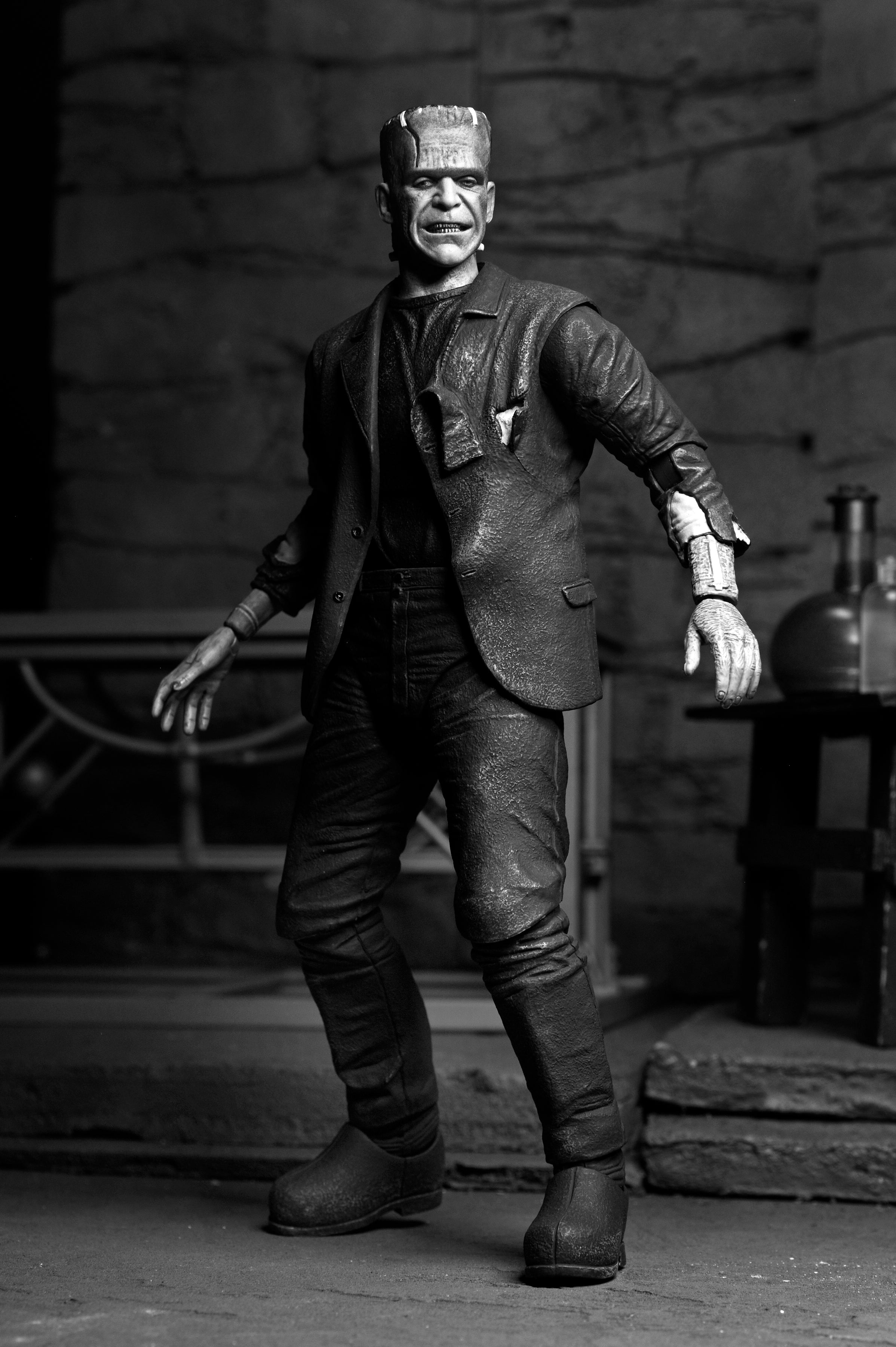 NECA Figura de Accion: Universal Monsters La Novia De Frankenstein -  Frankenstein Blanco y Negro 7 Pulgadas