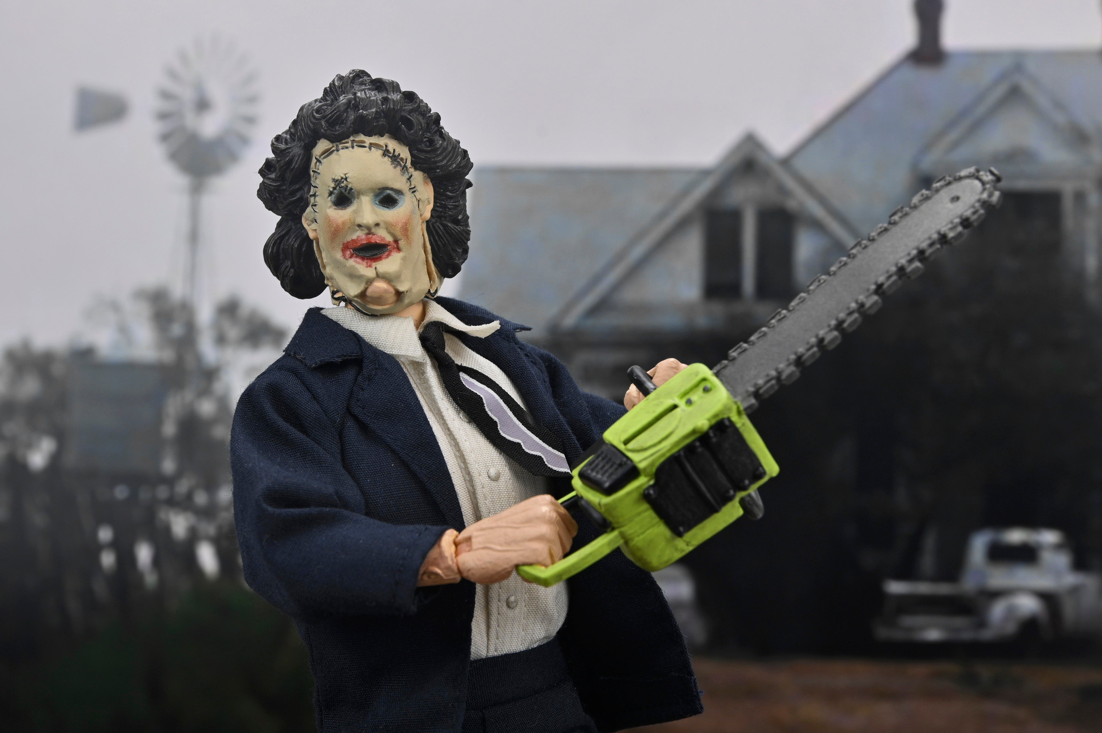 NECA Figura de Accion Vestida: La masacre de Texas 50 Aniversario - Leatherface con Mascara de Mujer 8 Pulgadas